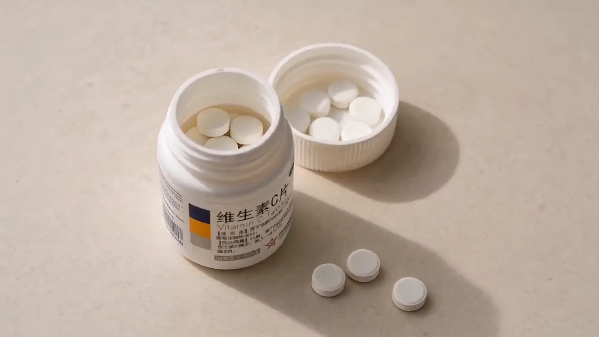 维生素C片瓶与白色药片的正确产品静帧